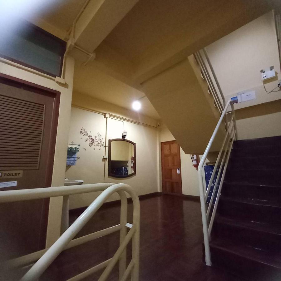 Chiangmai First House & Tour Hostel Chiang Mai Exterior photo